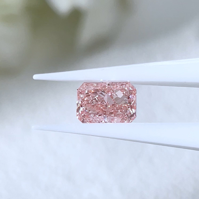 Vivid Pink Radiant Cut VS Lab Grown Diamond na may IGI