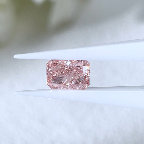 Vivid Pink Radiant Cut VS Lab Grown Diamond na may IGI