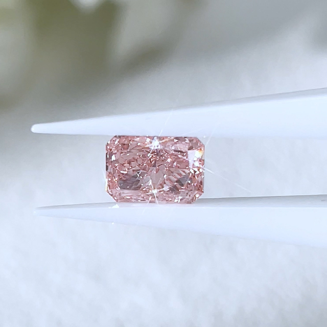 Vivid Pink Radiant Cut VS Lab Grown Diamond na may IGI