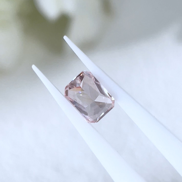 Vivid Pink Radiant Cut VS Lab Grown Diamond na may IGI