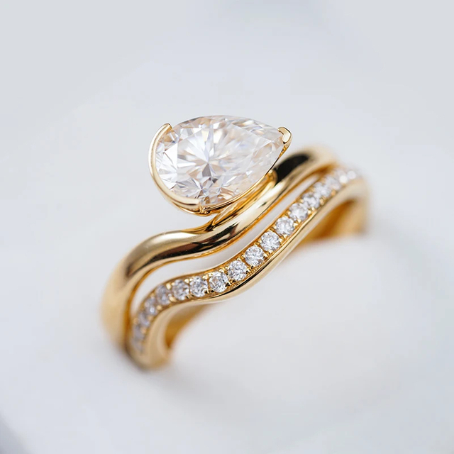 Curved 18K Solid Gold With Pear Shape Moissanite Rings Set